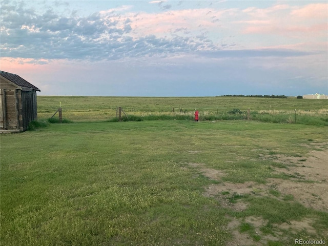 view of yard featuring a rural view