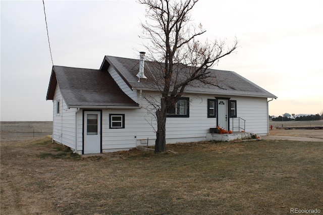 view of front of house featuring a yard