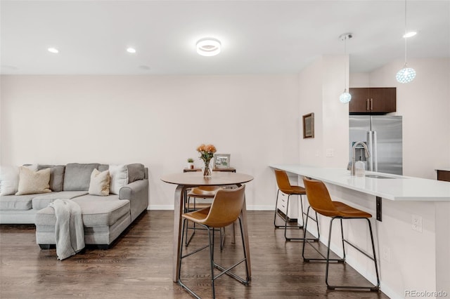 living room with dark wood-type flooring, recessed lighting, and baseboards