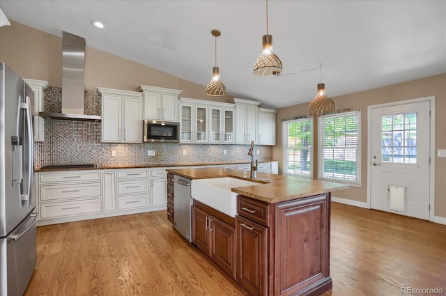 8951 Greenwich St, Highlands Ranch, CO 80130 - kitchen featuring appliances with stainless steel finishes, light wood-style floors, a sink, tasteful backsplash, and lofted ceiling