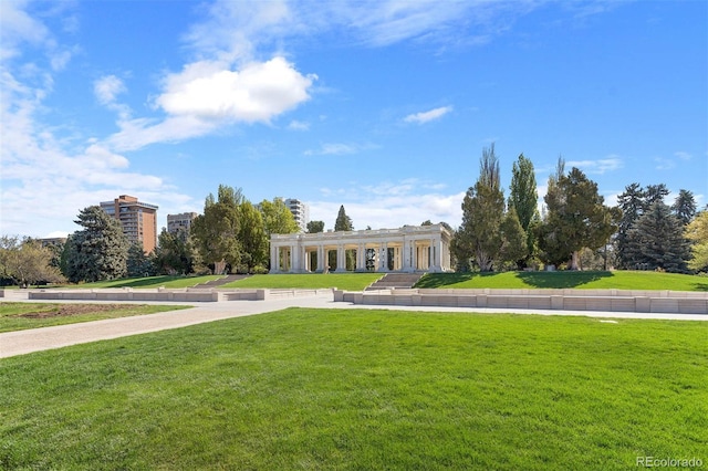 view of front facade featuring a front lawn