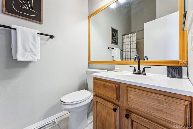 bathroom featuring toilet, a shower with shower curtain, vanity, and baseboards