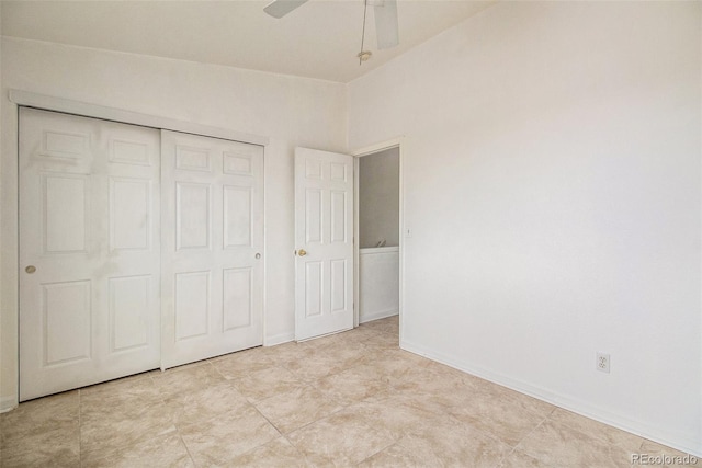 unfurnished bedroom with ceiling fan and a closet