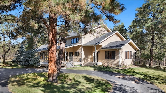 view of front of house featuring a front lawn