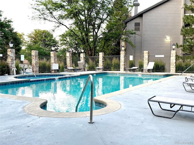 2575 S Syracuse Way Unit F301, Denver, CO 80231 - community pool with a patio area and a community hot tub