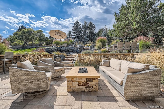 view of patio featuring an outdoor living space with a fire pit