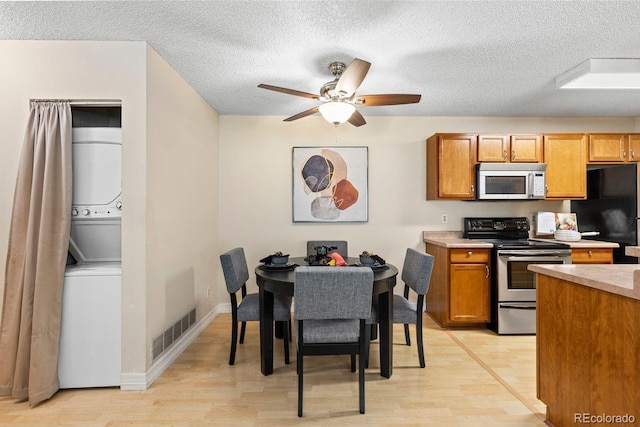 10212 W 80th Dr Unit C, Arvada, CO 80005 - kitchen featuring electric stove, light wood-style floors, freestanding refrigerator, light countertops, and a ceiling fan