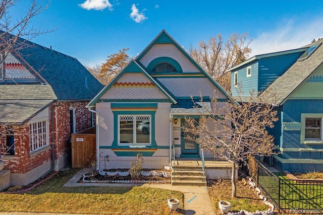 view of front of home featuring a front yard and fence