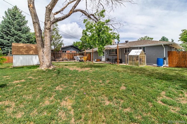 view of yard featuring a shed