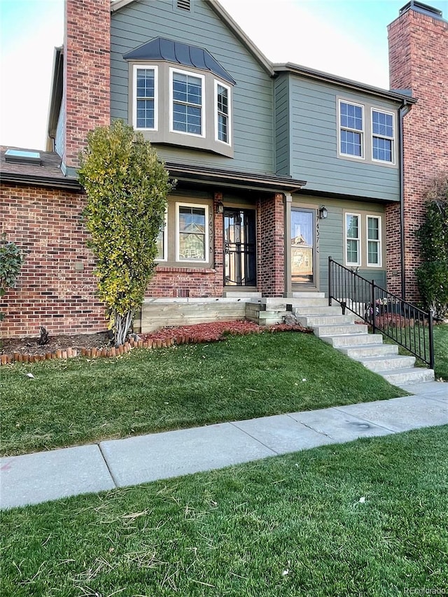 view of front facade with a front lawn