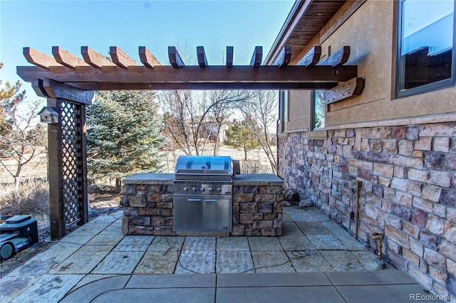 view of patio featuring an outdoor kitchen and grilling area