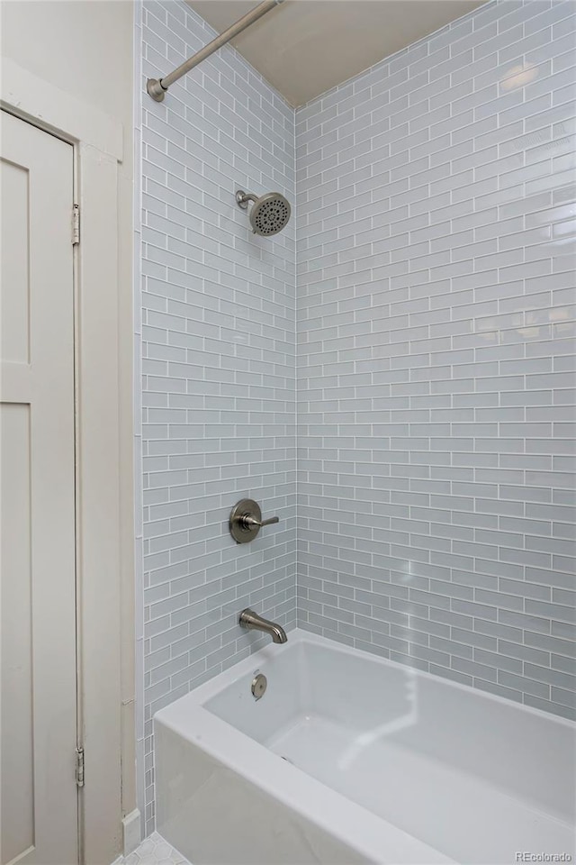 full bath with bathtub / shower combination