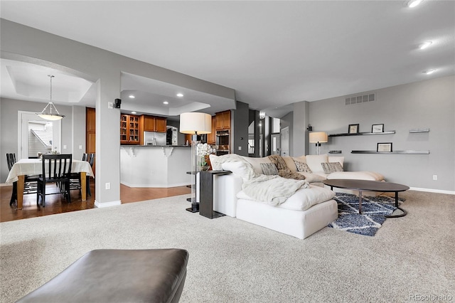 living room with carpet floors, baseboards, visible vents, and recessed lighting