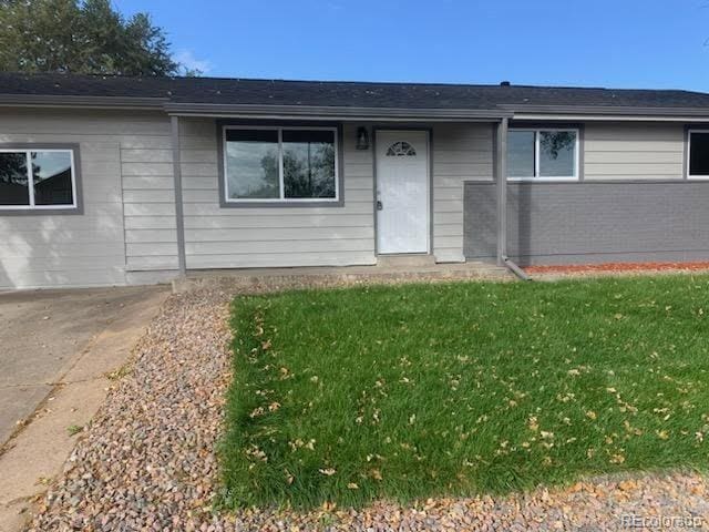 ranch-style house featuring a front lawn