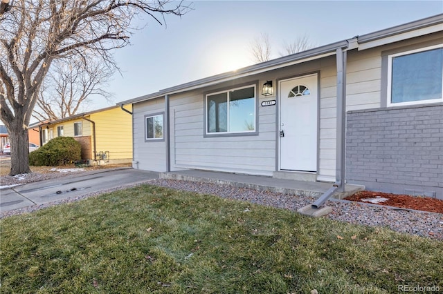 view of front of home featuring a front lawn