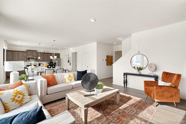living area featuring light wood finished floors, recessed lighting, and baseboards