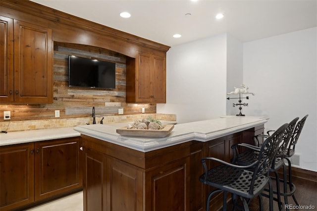 kitchen with tasteful backsplash, a center island, and a breakfast bar