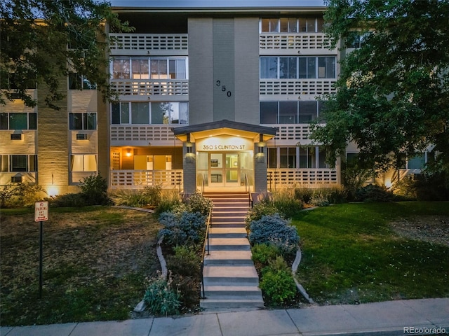 view of front of property featuring a balcony