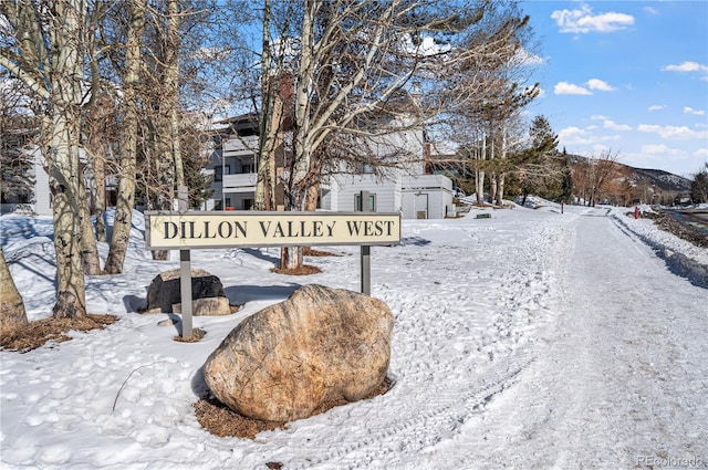 community sign with a mountain view