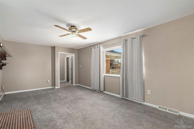 unfurnished room featuring ceiling fan and carpet