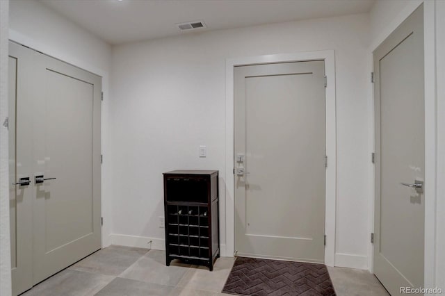 entryway featuring visible vents and baseboards