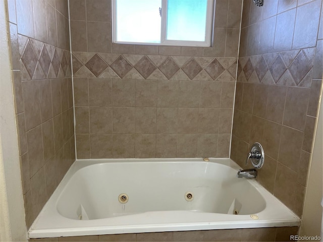 bathroom with tiled shower / bath