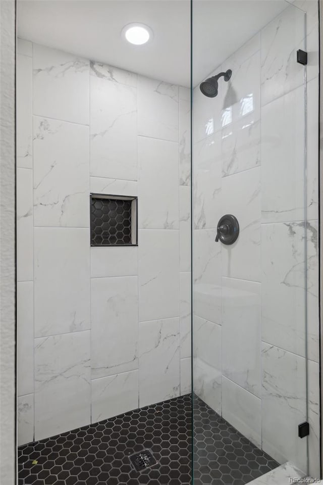 bathroom featuring a tile shower