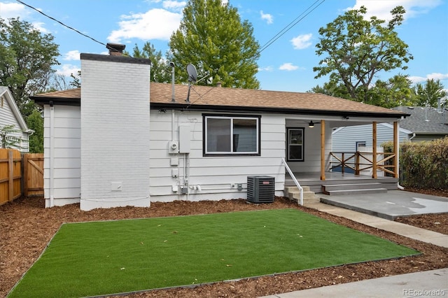 view of front of property featuring a front yard