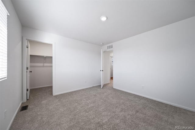 3889 N Shawee St, Aurora, CO 80019 - unfurnished bedroom featuring carpet, baseboards, and a walk in closet