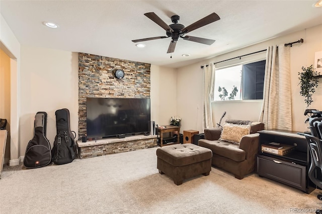 carpeted living room featuring ceiling fan