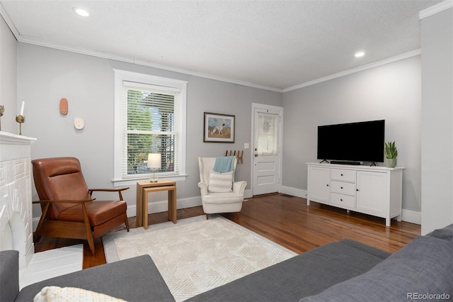 living area featuring wood finished floors, crown molding, recessed lighting, and baseboards