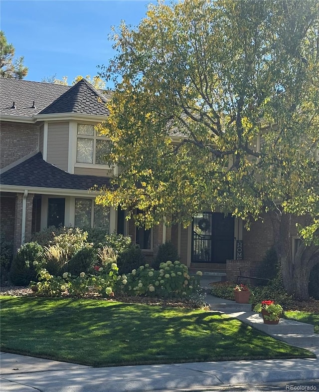 view of front of home featuring a front yard