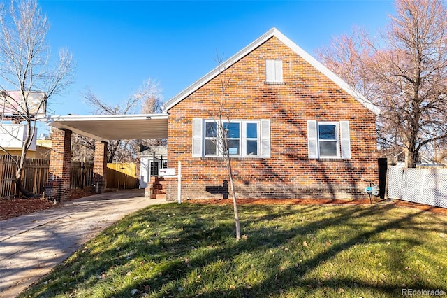 view of front of house with a carport and a front yard