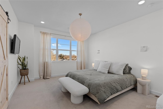 bedroom with carpet, baseboards, visible vents, recessed lighting, and a barn door