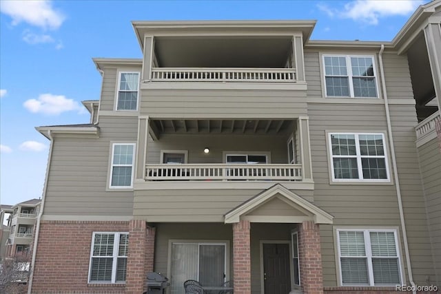 view of front of property featuring a balcony