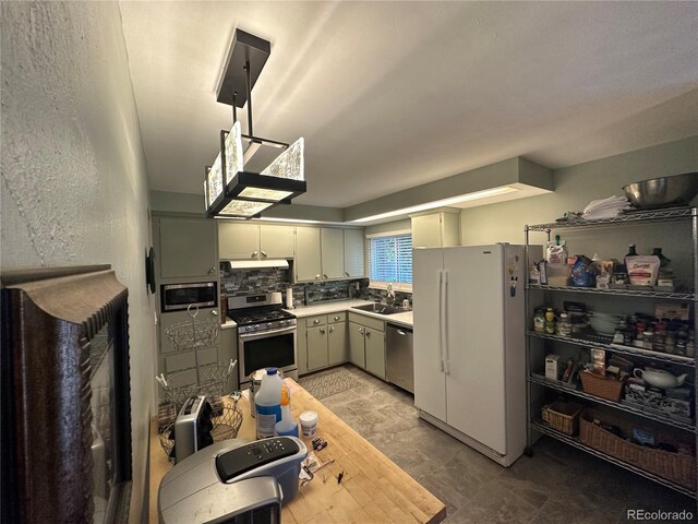 kitchen featuring sink, appliances with stainless steel finishes, and decorative backsplash