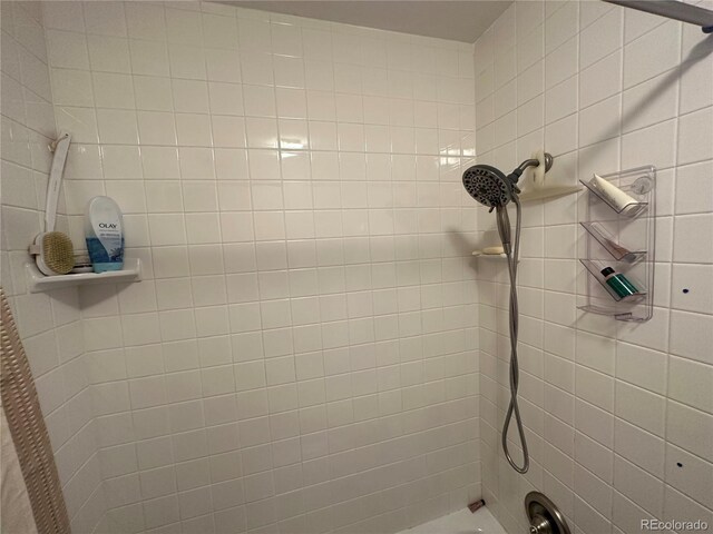 bathroom featuring tiled shower / bath combo