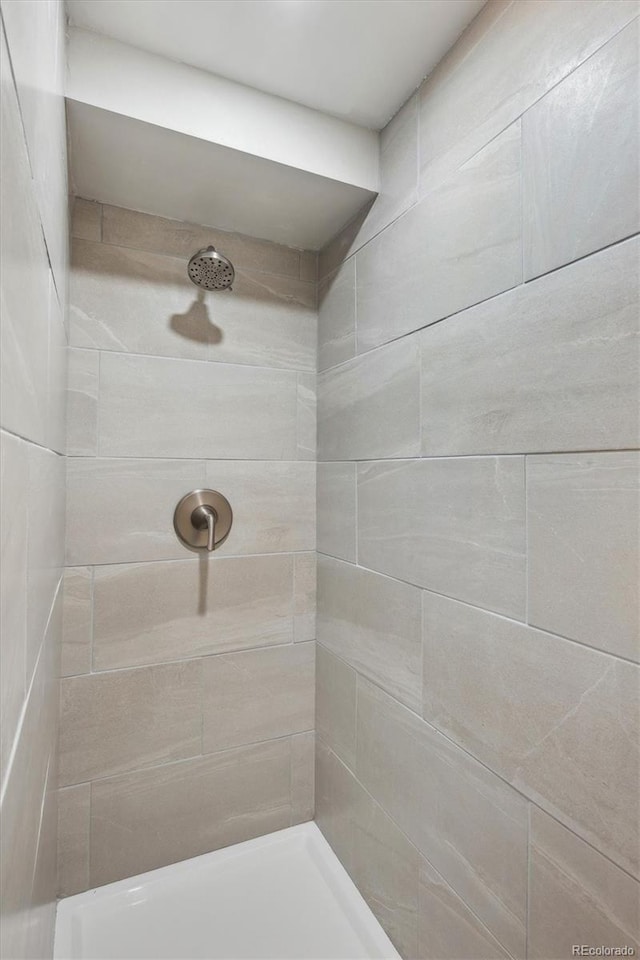 8490 E Davies Pl, Centennial, CO 80112 - full bathroom with a tile shower
