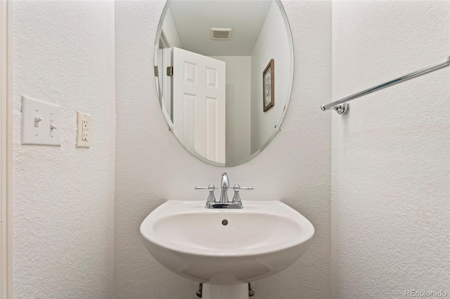 bathroom featuring sink