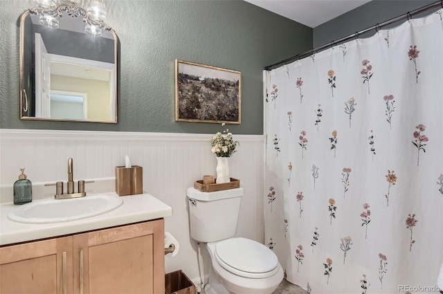 bathroom with a shower with curtain, vanity, and toilet