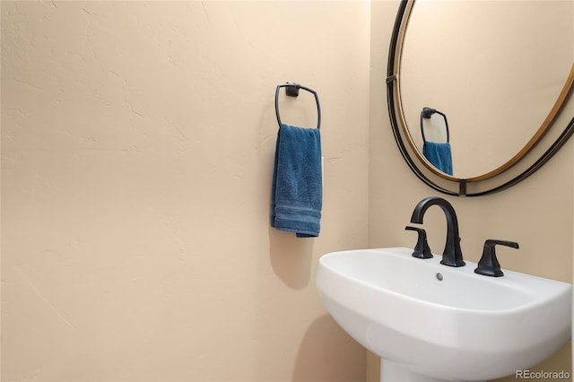 bathroom featuring sink