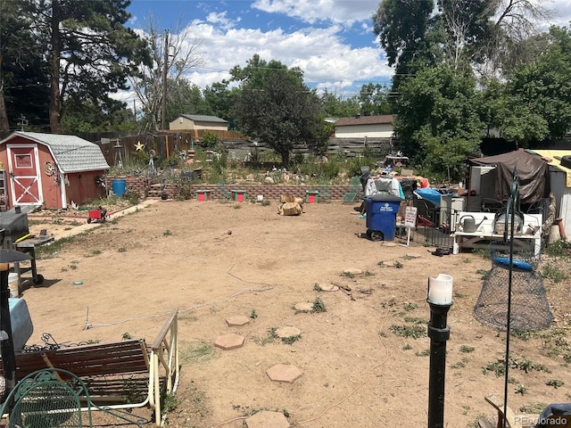 view of yard featuring a storage shed