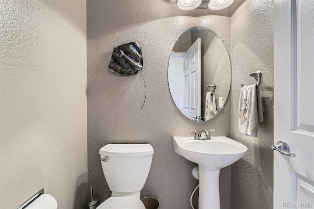 3490 Craftsbury Dr, Highlands Ranch, CO 80126 - half bath featuring toilet and a textured wall