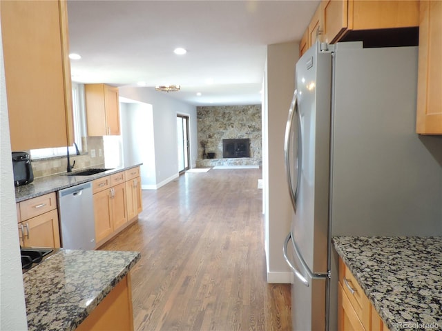 7753 W Plymouth Pl S, Littleton, CO 80128 - kitchen with stainless steel appliances, a sink, light brown cabinetry, light wood-style flooring, and recessed lighting