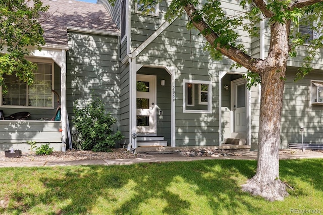 2059 S Balsam St, Lakewood, CO 80227 - view of front of property featuring a front lawn, entry steps, and a shingled roof