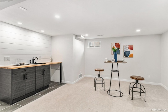 indoor wet bar with recessed lighting, baseboards, and carpet