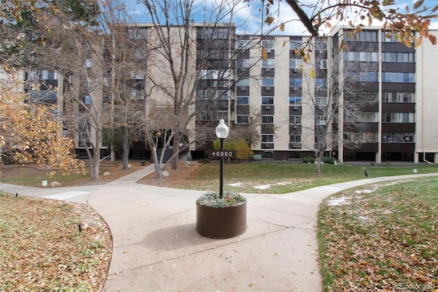 view of home's community featuring a yard