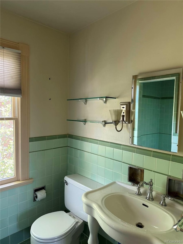 6375 E 6th Avenue Parkway, Denver, CO 80220 - bathroom featuring tile walls and plenty of natural light