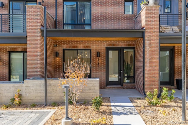 property entrance featuring a balcony