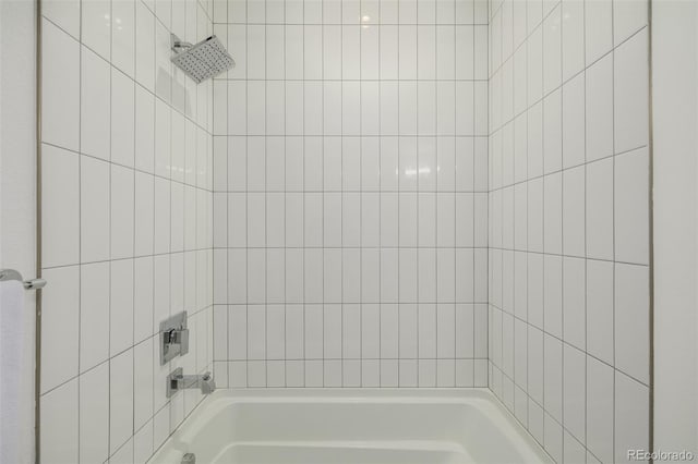 bathroom with tiled shower / bath combo